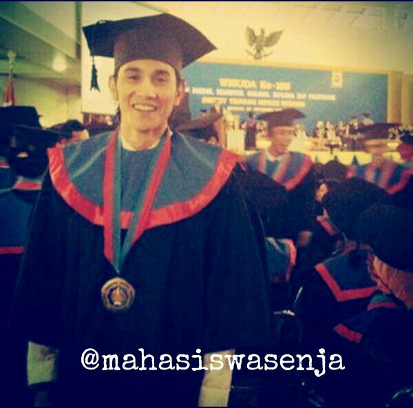 @mahasiswasenja adalah personifikasi mahasiswa semester tua yang berjuang mencari ACC dari dosen | Para Pencari Dosen | Bagiku kampus adalah surga duniaku
