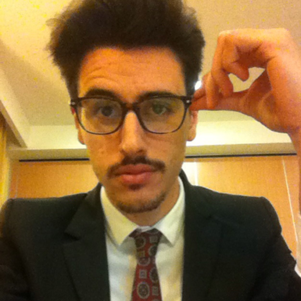 Born in Naples in May 1992, seeking to escape from Italy ... soon as possible! Meanwhile, working in hotels and villas! 
Seeking work as a waiter out of Italy