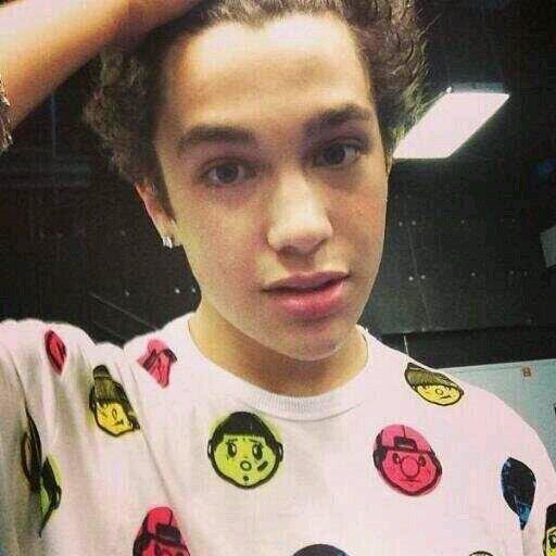 I give you this free follow so please go follow @ImWithYouAustin