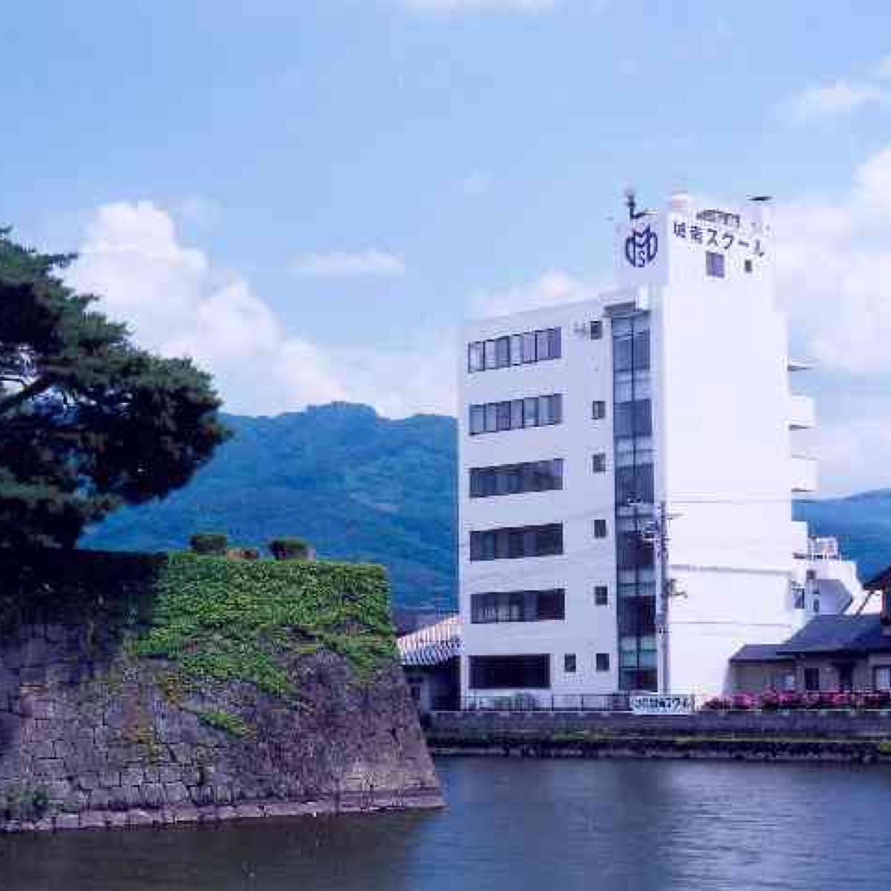 福島県 会津若松市、地元密着型の塾•予備校。 対象は中学1年生〜高校3年生(大学受験)。中学から高校まで通った生徒さんが早稲田大や東北大に合格できたのは嬉しい限りです。受付時間は平日PM2:00〜PM8:00、土日祝日はHPをご確認ください。鶴ヶ城と磐梯山を一望できるのはここだけ。実はNHKのカメラが設置されています。