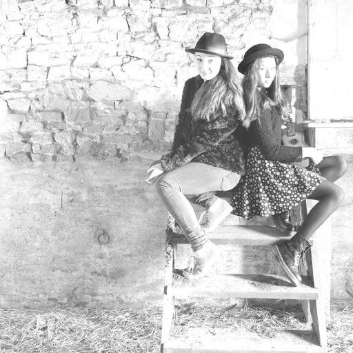 un groupe de musique du genre Indie Rock , amie dans la vie , composée de Julie (14ans), Robyn(13ans) .
debutants .
https://t.co/84IpkzGlYV