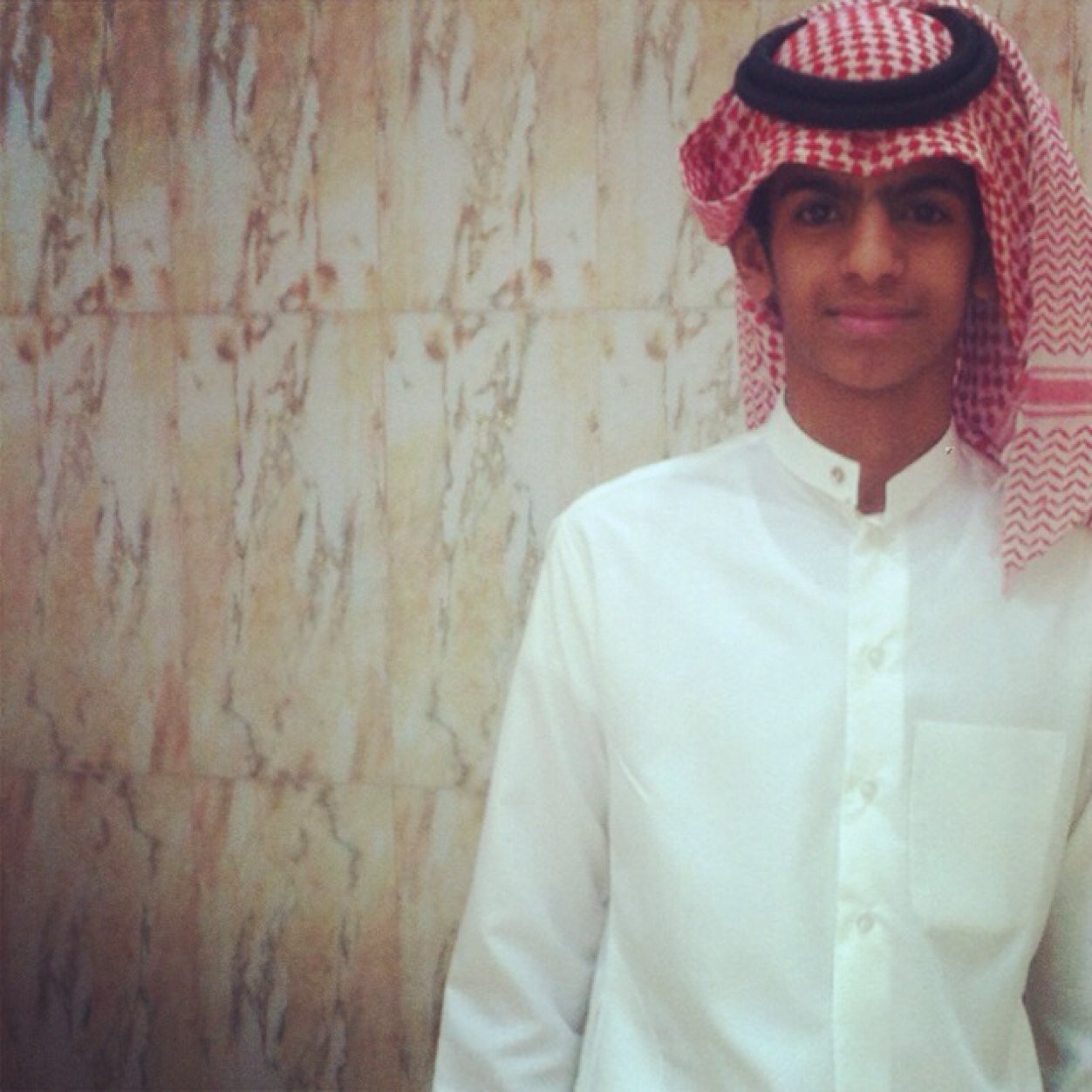 مغرد.. بسيط ، وهادي ، وفكري كالمحيط واسع !! وتحت أمري ١٤٠ حرف ،، أعشق نزف النثر .. أتلذذ بالشعر ويمكن شاعر وعليك أن تجيد قراءتي !!