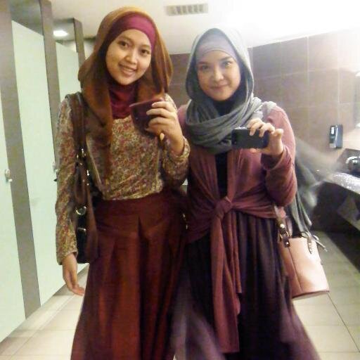 | smile | muslimah hijab | music lovers | pizza | cooking | aerobic ;)) | Art | Leadership | FOLLBACK ya...