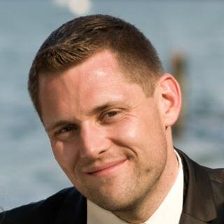 likes to run and dive, is a quadcopter racing and snowboarding enthusiast, loves his wife, has bavarian roots, is digital consultant  @KPMG_CH