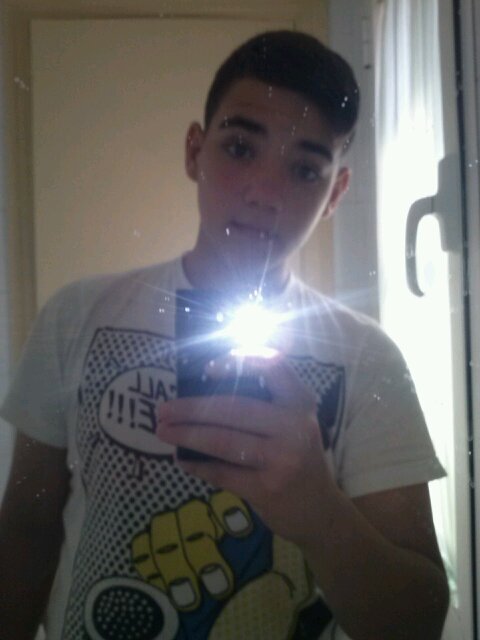 Soy un niño con el pelo castaño, Ojos como girasoles y alguna gente dice que soy guapo.