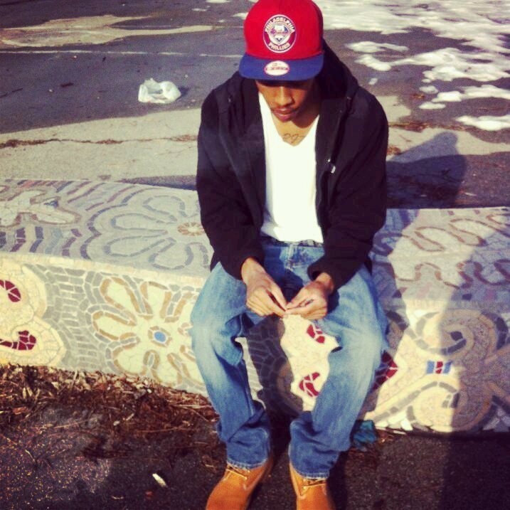 A Young nigga from the the hood tryin make it out thats it !