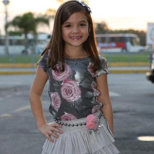 Sou mah tenho 9 anos, tenho o poder da curar da luz e leio as mentes! sou Legal! amo muito minhas amigas e minha mãe  @_RosalieHale1 *-* sou muito feliz  :)