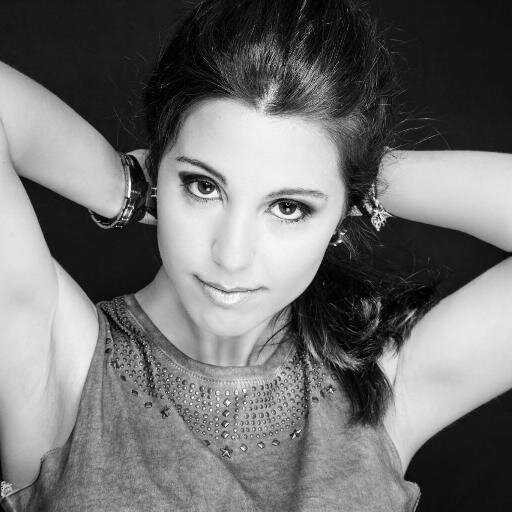 EstelaMolineri's profile picture. Me gusta el cante sentido, y el baile de cuerpo entero, la guitarra bien templada y los olivares nuevos