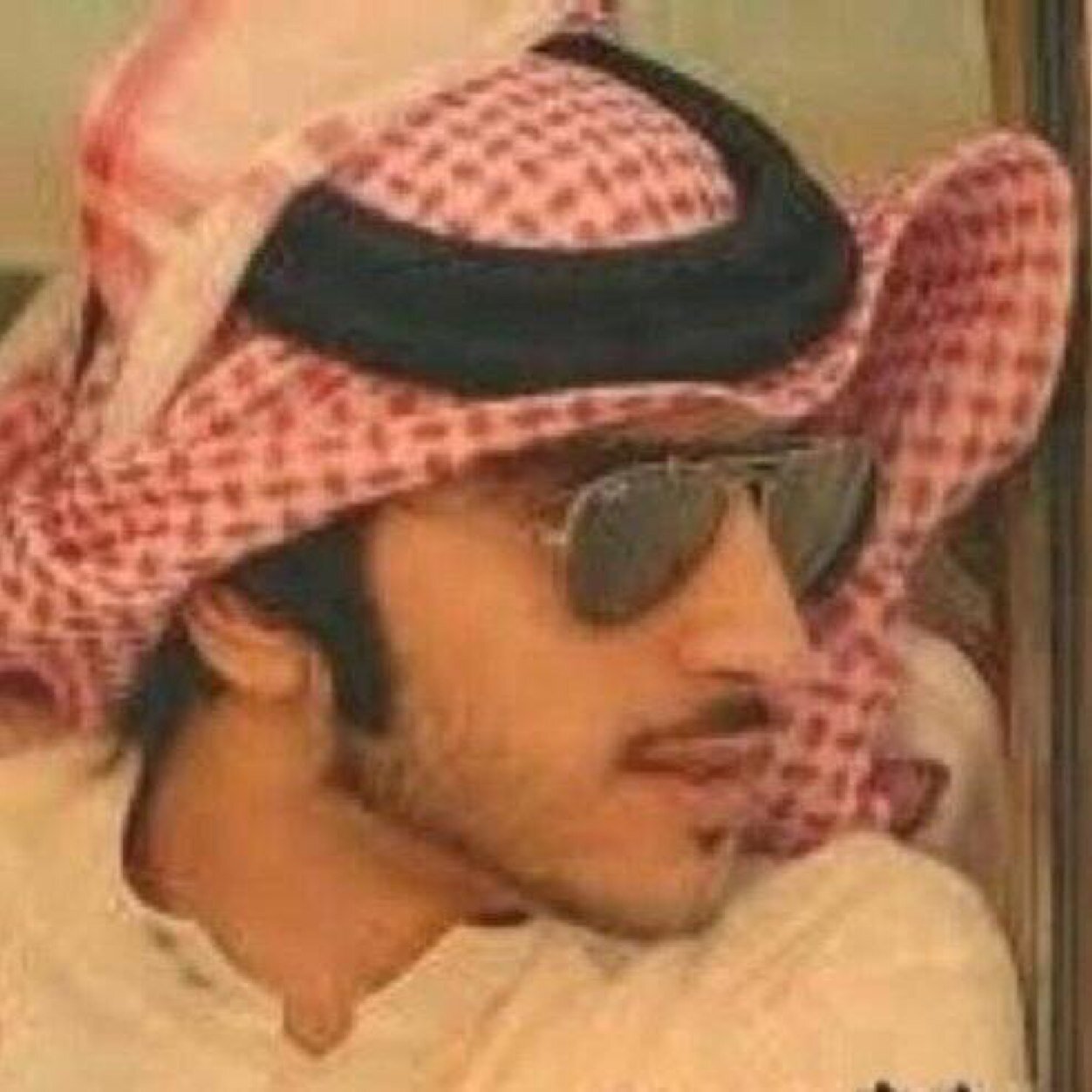 لماذا كل مانقوله هو مجرّد كلام
لماذا كل مانكتبه هو مجرّد كلام
لماذا لماذا 
مع ذلك انا أنا ولن اتغير مهما حدث