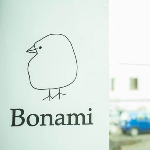 杉山聡・三木葉苗・三木咲良 ／ 小さな港町で猫と一緒に本をつくっています。「Bonami」は、なかよしという意味です。