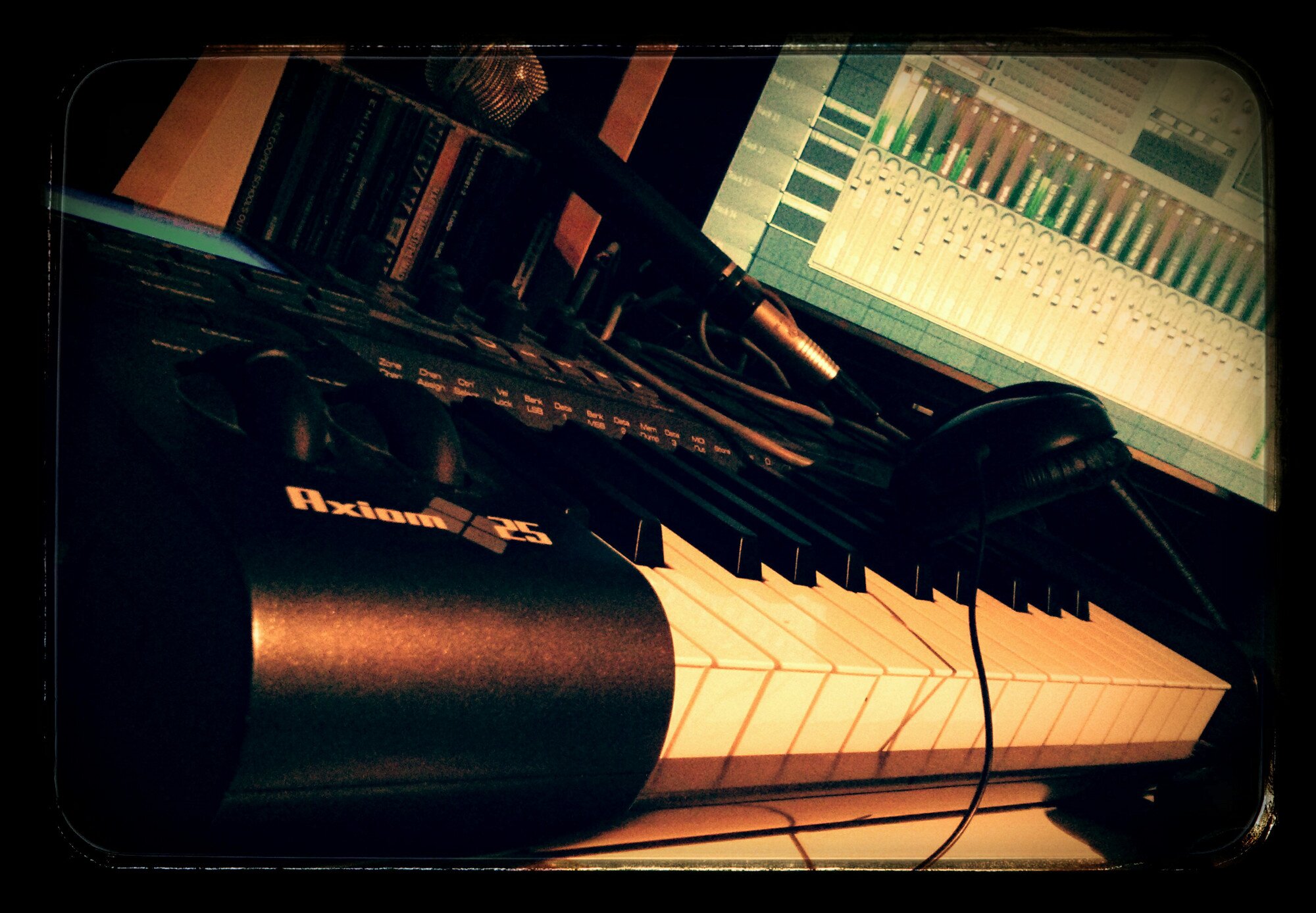 I'm a music producer/beatmaker looking for emcees to work with. RAP/HIP HOP/TRAP/R&B - addicted.beatmaking@gmail.com