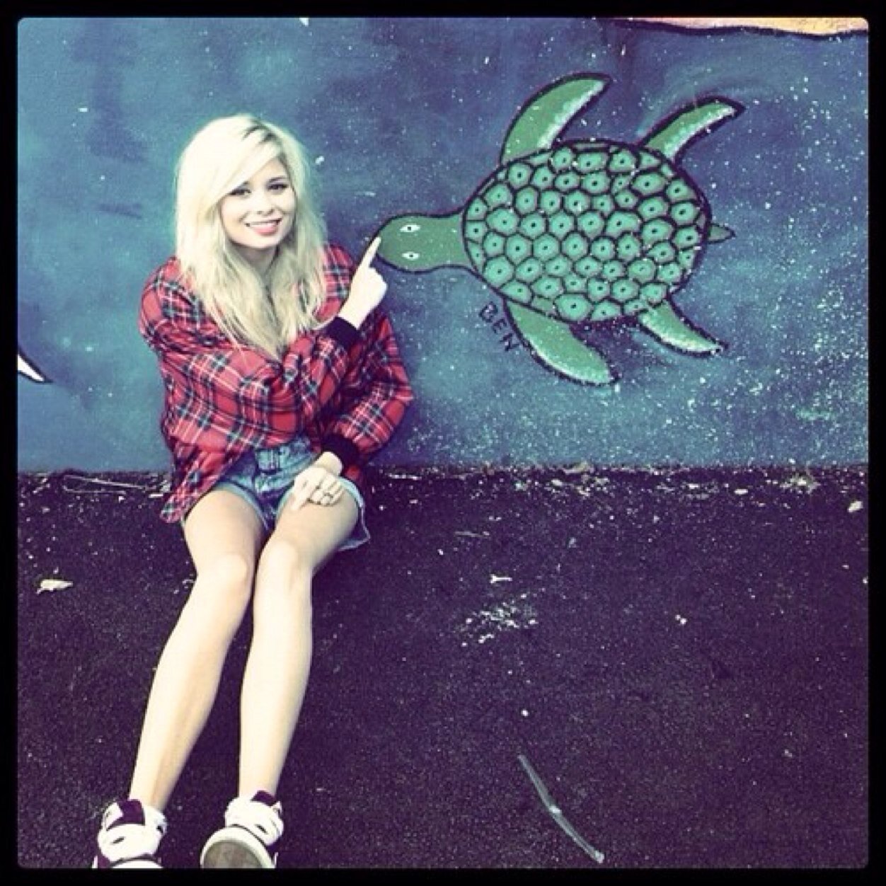 ~I'm Staying Out~ 


~Two worlds away under the sea~