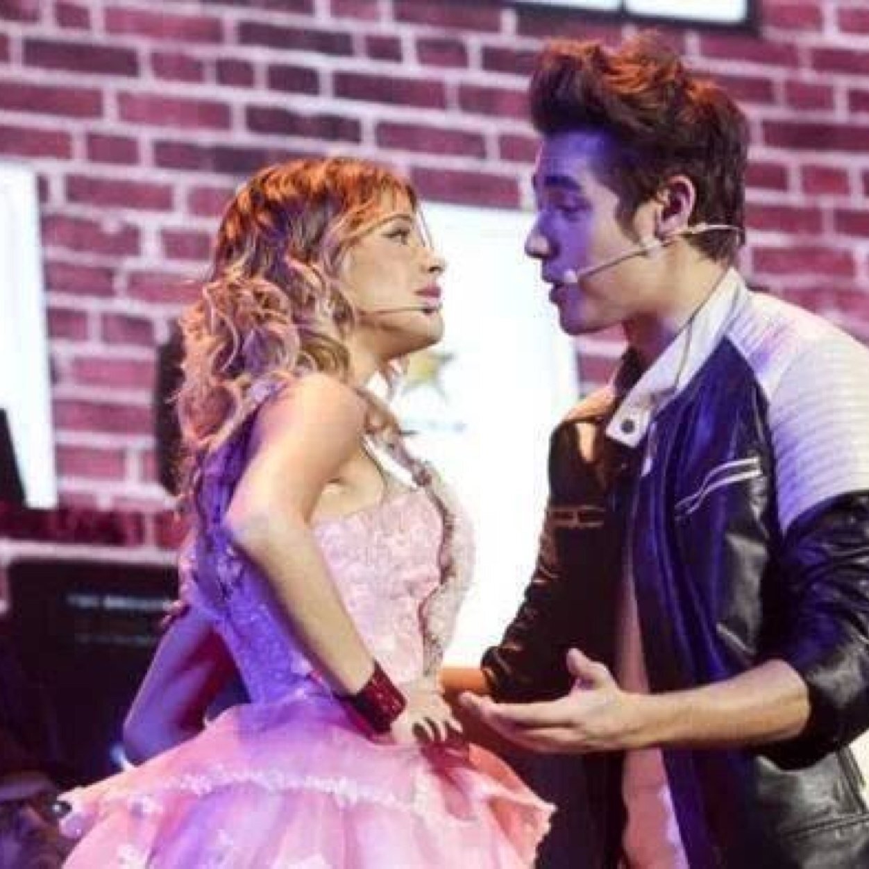 Jeune fille, adore chanter, la mode, danseuse, musicienne, et le theatre. Super grande fan de violetta espere un jour pouvoir voir mon modele martina stoessel !