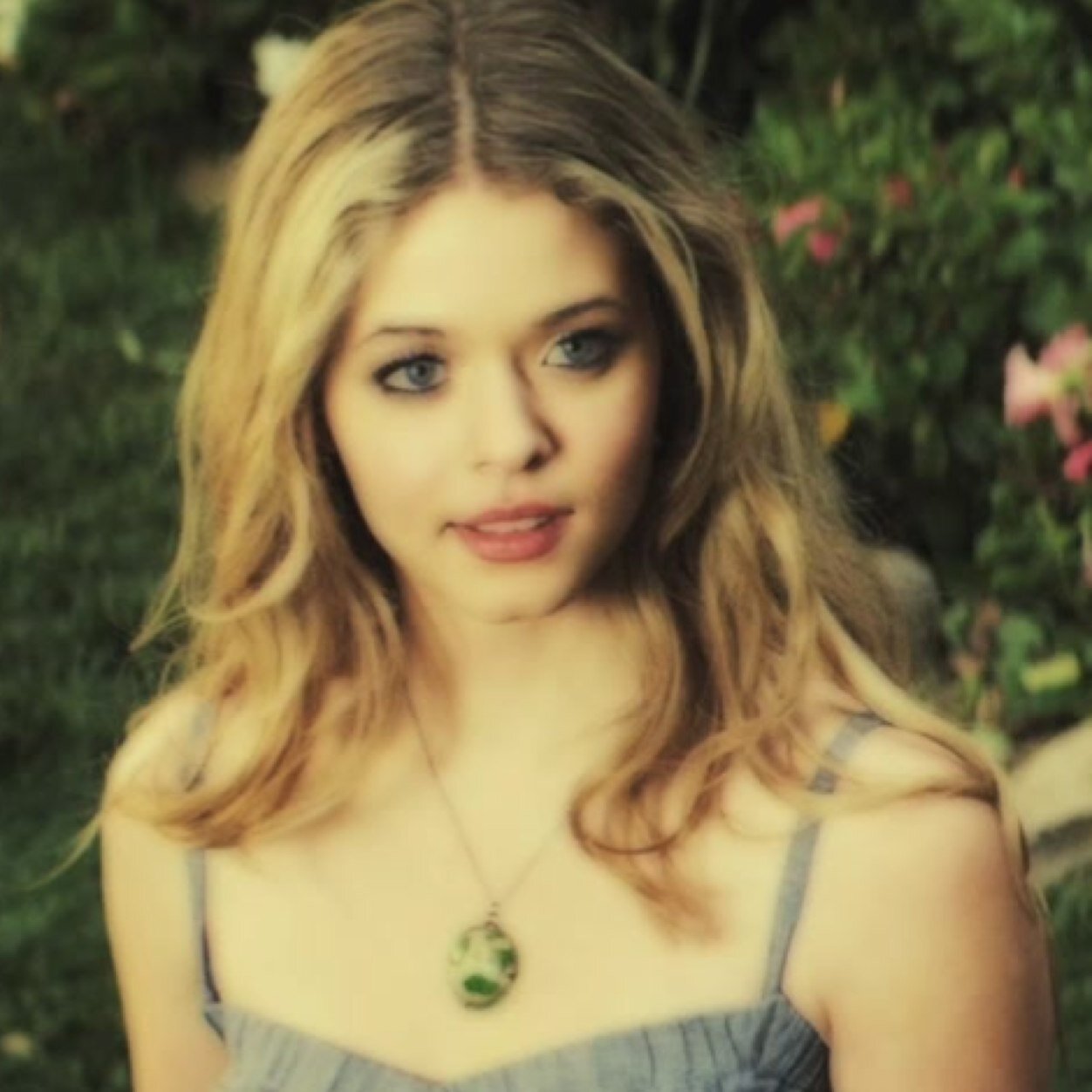 Hey im Sasha and i play Alison DiLauretis on ABC Family's Pretty Little Liars