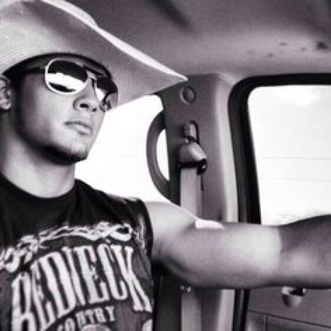 CarolinaBoyyy's profile picture. A down home boy living the dream in the backwoods of Nc. *Avi is not me