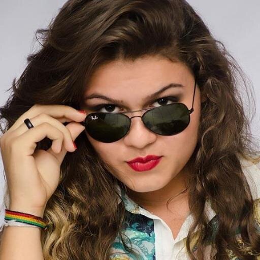 Cantora. “Tenho uma fábrica de sonhos na cabeça.”
 Dona dos fc: @FrangoComPikiLS