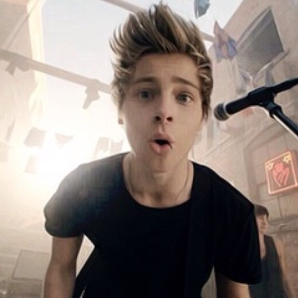 saved, follow @daisysandluke and @tacoirwxn.