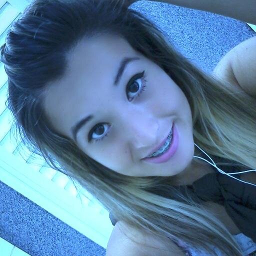 Apenas uma garota com a alegria de uma criança a malicia de um adolescente e os sentimentos de uma mulher!