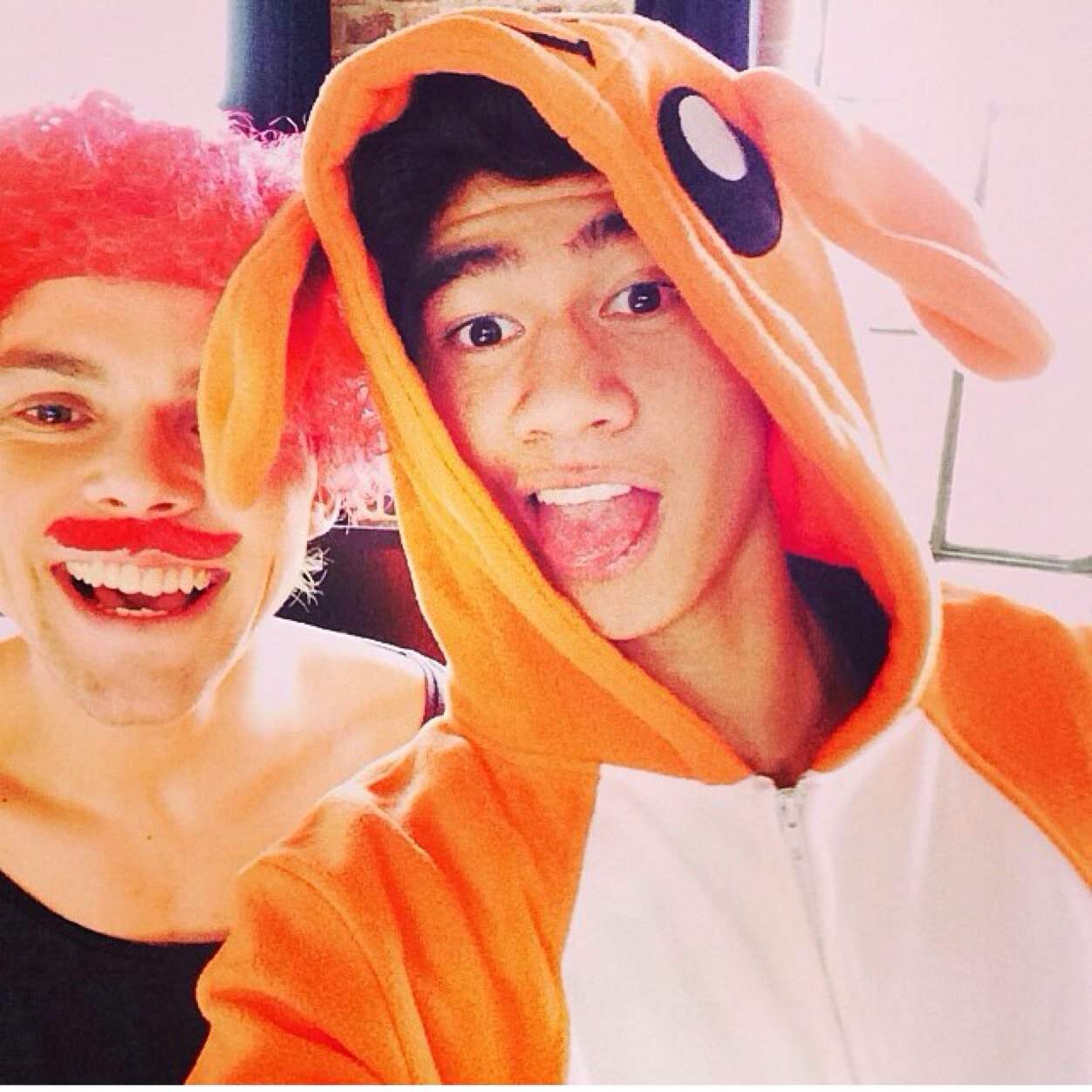 pls follow @bizzlety since i gave you a ff bc goals! (: