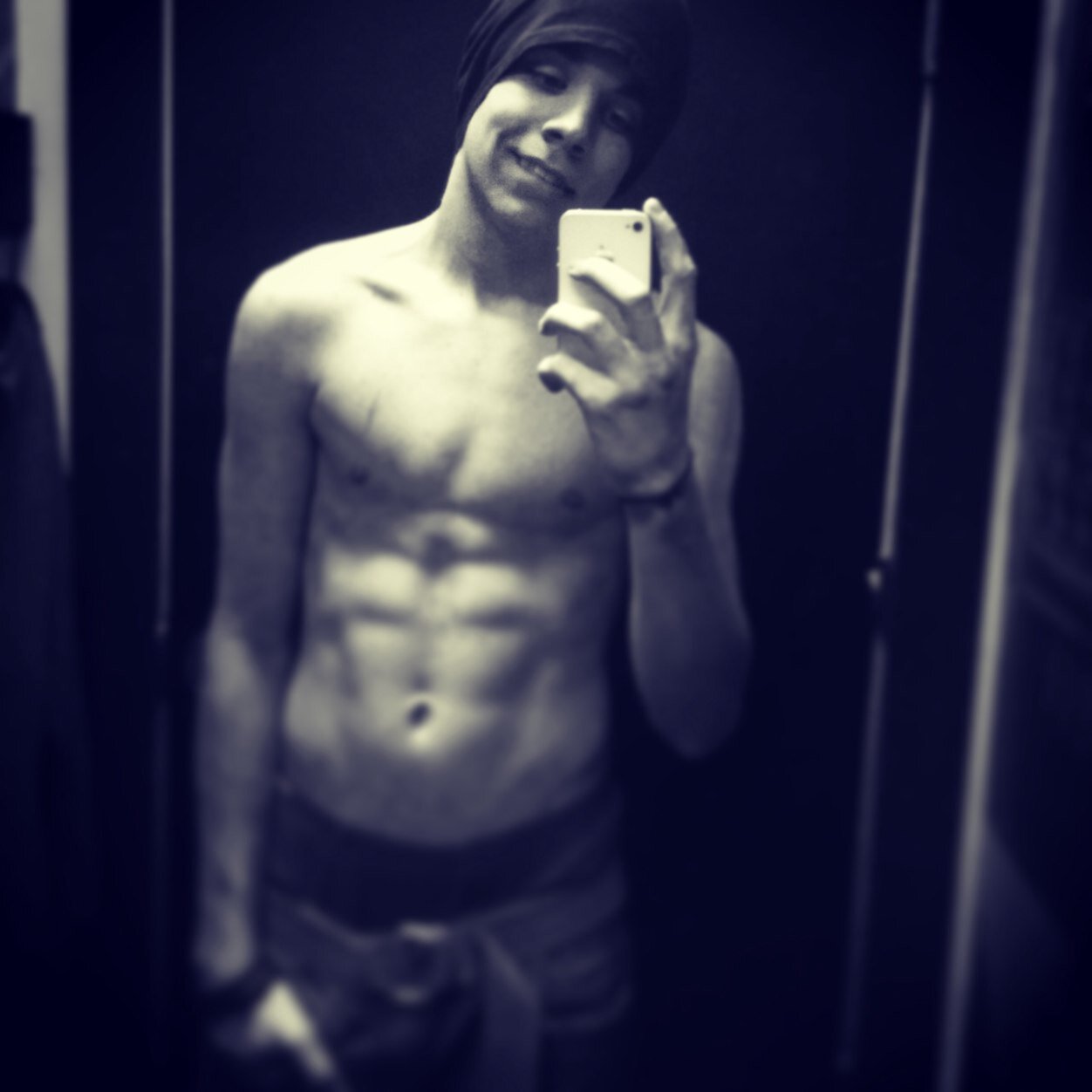 Hey! Im dylan(: im pretty chill(: single(; follow me!(: