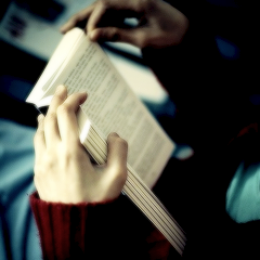 18. Estudiante - Escritora - Lectora - Fangirl. Aunque no precisamente en ese orden.
