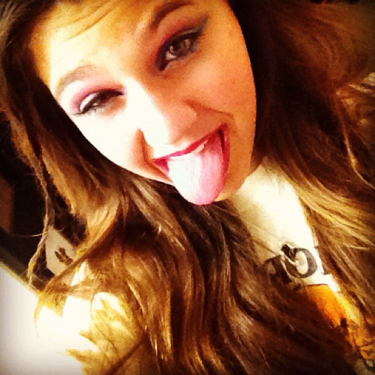 hi im Taylor Hathaway and i live with three ghost and i live with my mom Michelle and my sister Frankie,im total single