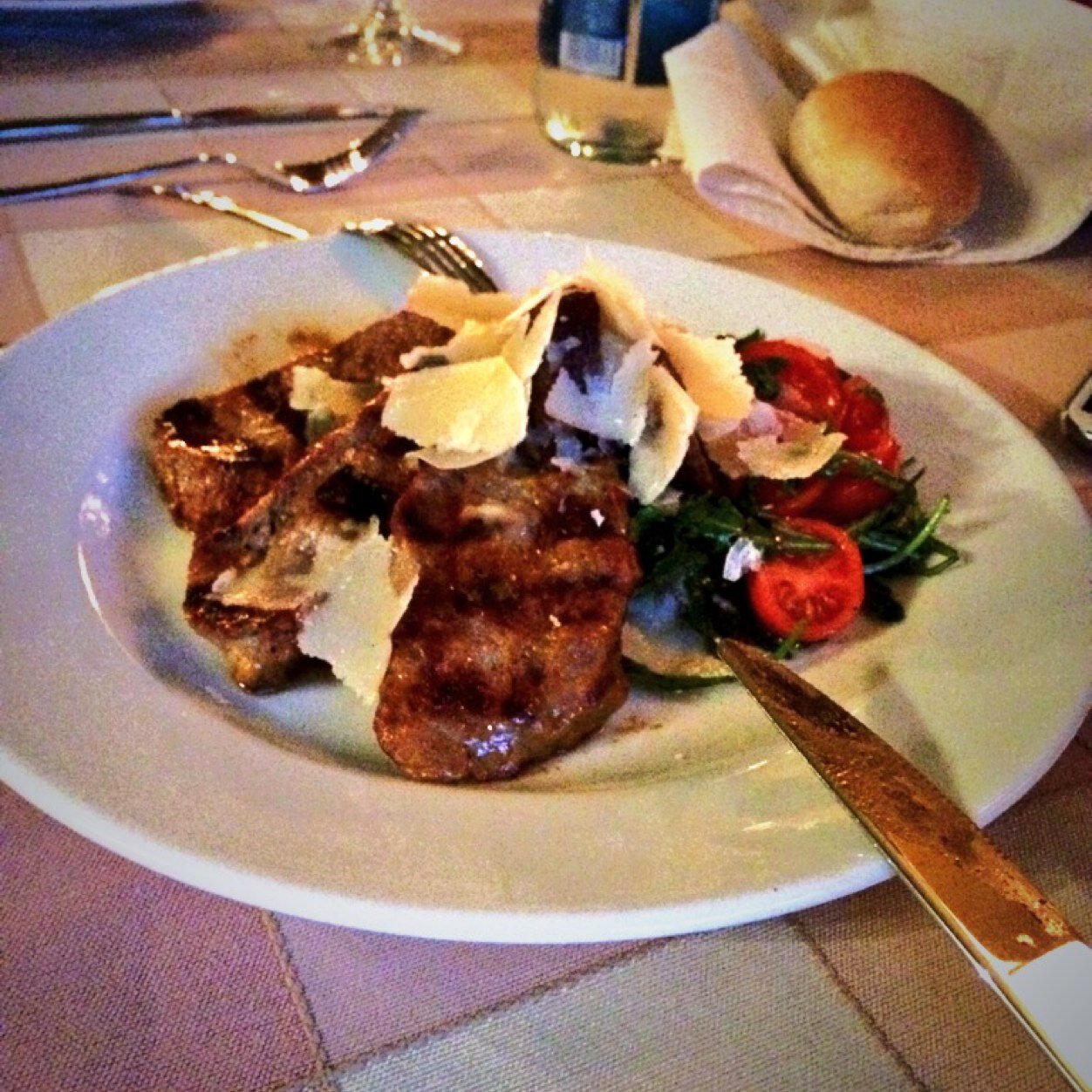 U duhu Zemuna sa tradicijom ,
veliko nam je zadovoljstvo da Vam otvorimo vrata našeg novog
restorana, sa starim šmekom.