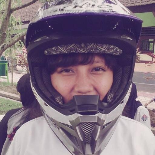 24 Juni 1998. Hobby : Take a Picture (Photograph), Sing and Dance. The Most Thing I Hate : Cigarette Smoke (Asap Rokok).