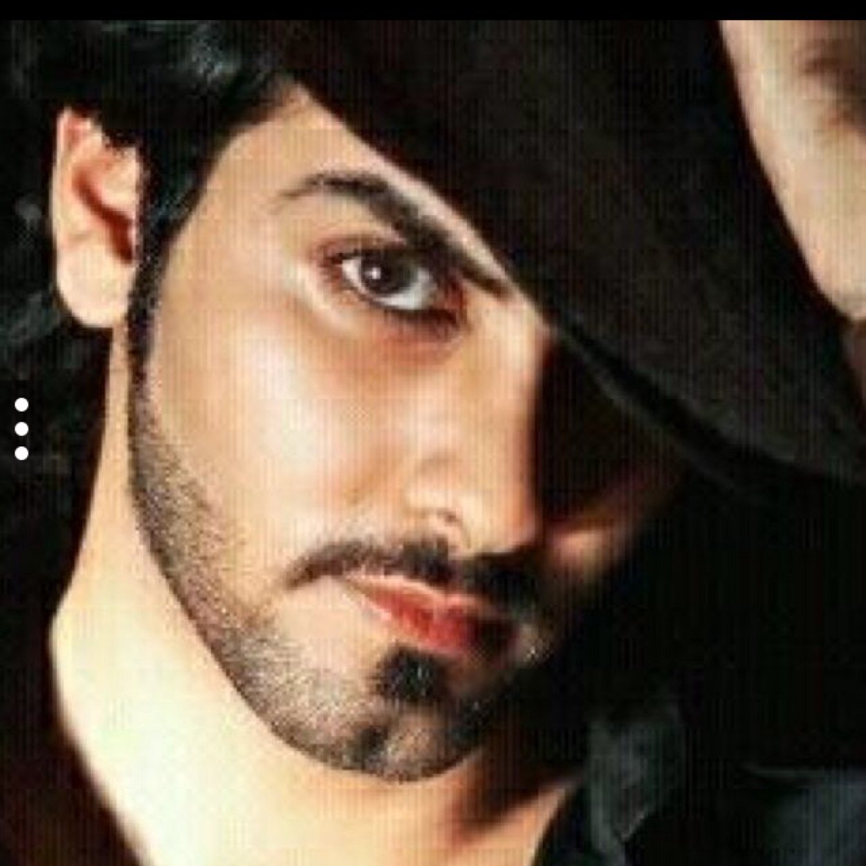 أنـــا ماهمنـــي حزني ولاني للفرح مشتاق... ولكـــن ليـــه يادنيـــآ إذا بضحــــك تبكيـــني !!