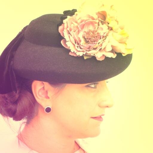 ¿Cuál será tu próximo tocado?
Tocados, diademas, turbantes, cintas, sombreros antiguos, detalles vintage...Alquiler y venta. Realizados a mano por encargo.