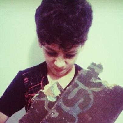 Amo skate, video game e batata frita. 9 anos