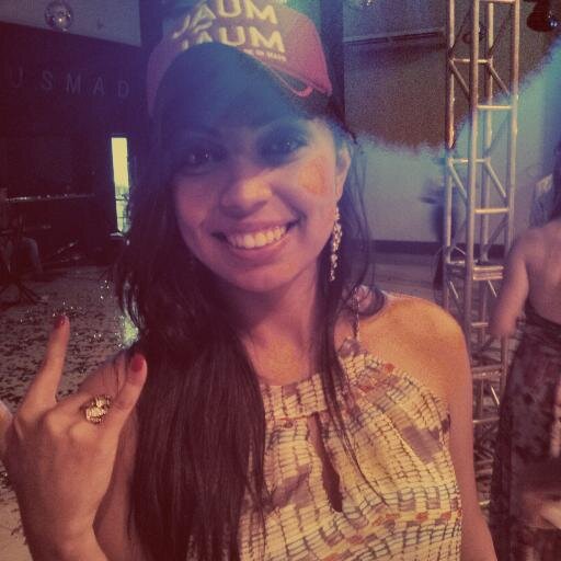 Sou abraços,sorrisos, ânimos, bom humor, sarcasmo. Música alta e silêncio. Serei o que você quiser, mas só quando eu quiser...