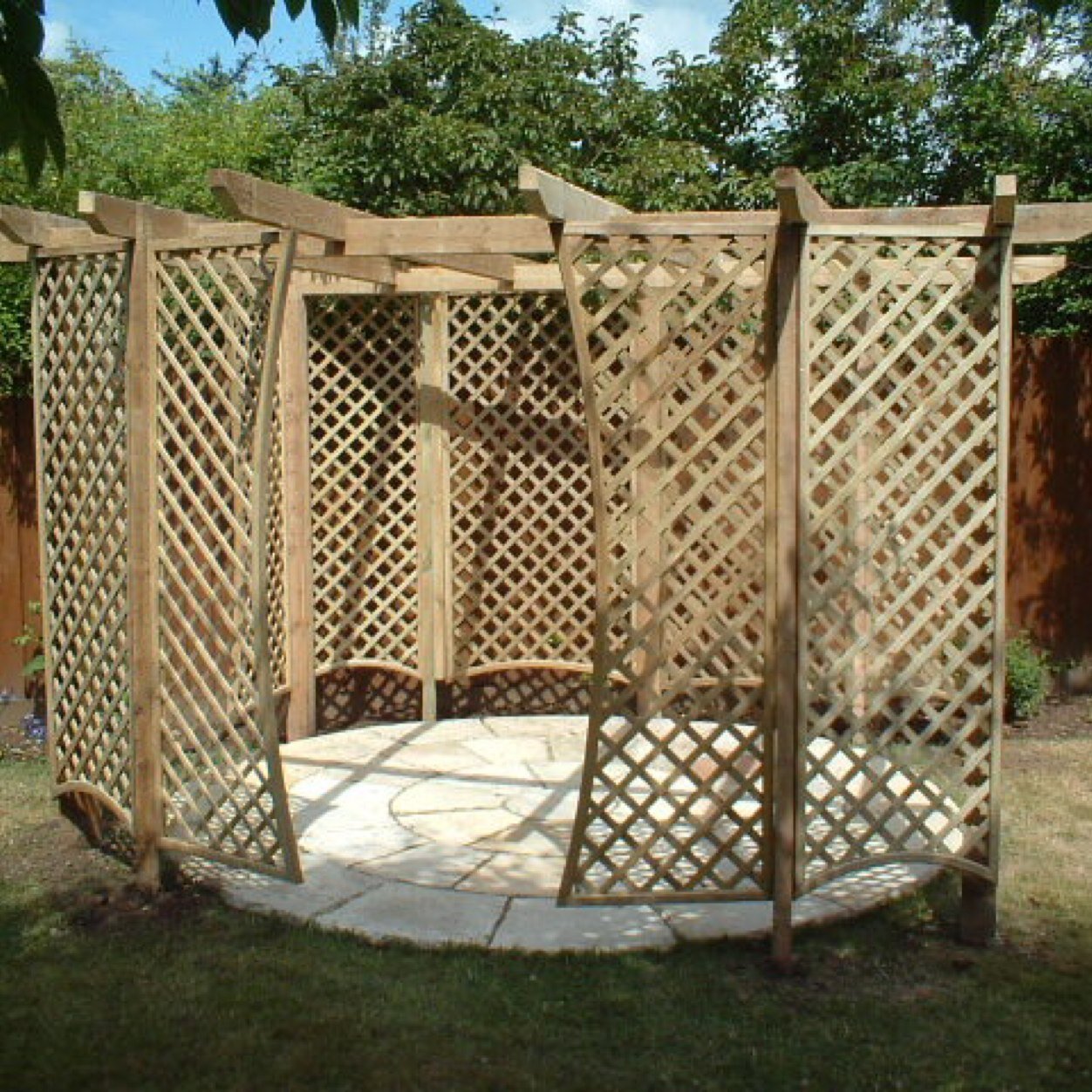 Elite are a professional fencing and landscaping company. Checkatrade and Suffolk trading standards approved