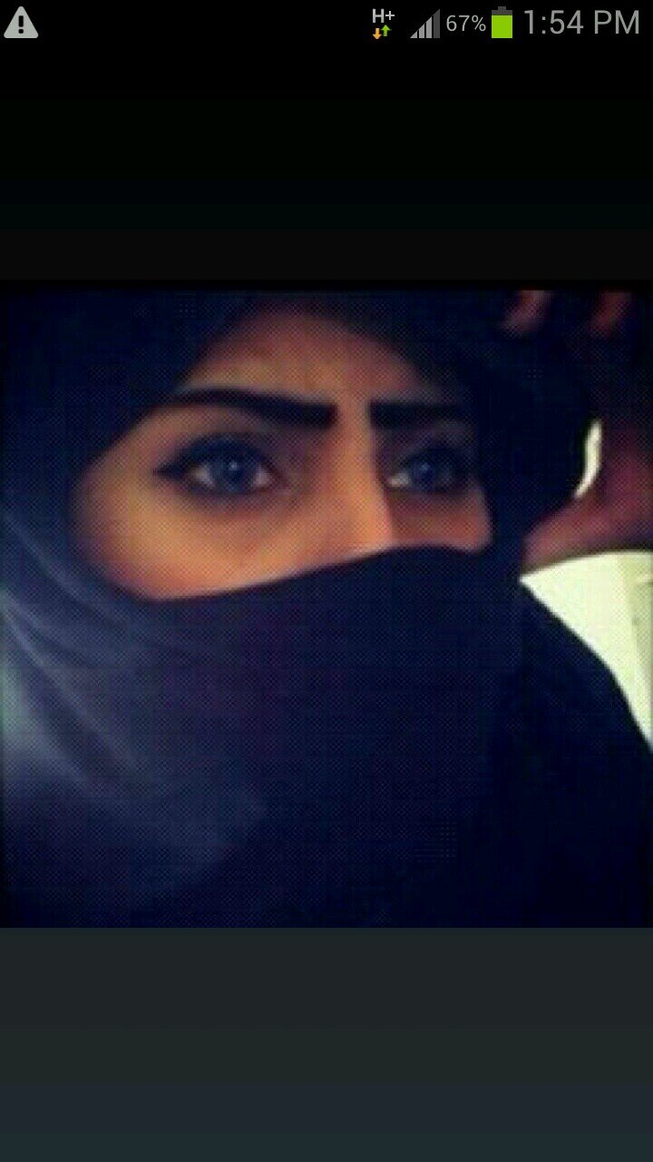 ‏‏‏‏وفي عيونه جمأل مأيوصفه ألكﻻم‏‏‏‏