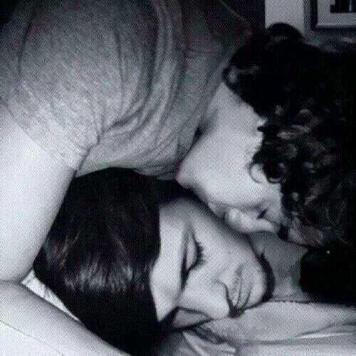 THIS IS A FREE FOLLOW FROM @LARRYSBESTPICS FOLLOW HER FOR NEW LARRY PICS