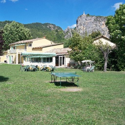 Gîte d'étape et chambres d'hôtes L'OUSTAOU
Au bord des gorges du Verdon à 300m du village de Castellane.