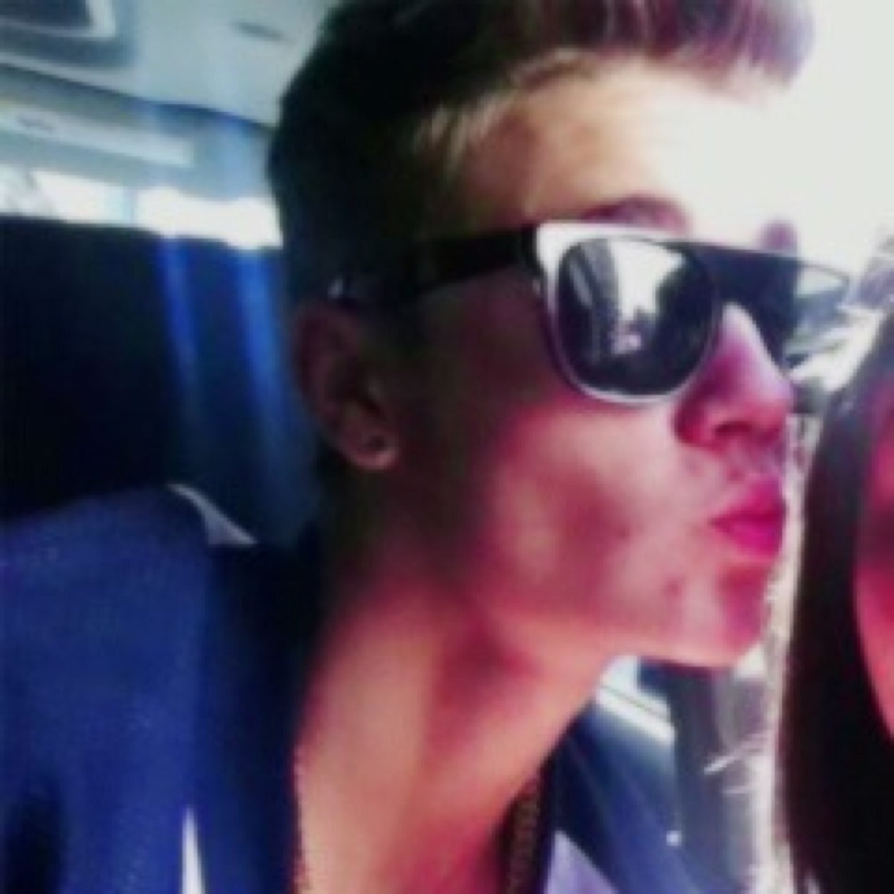 follow @givxnchyzjm :)