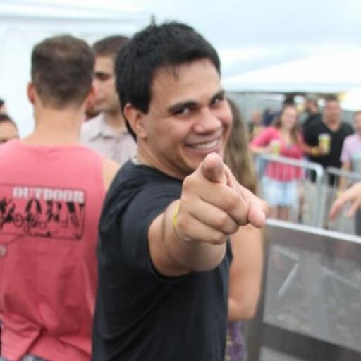 Carioca, Rubro Negro com muito orgulho, irônico e irritante. 
Levando e curtindo a vida como ela é.