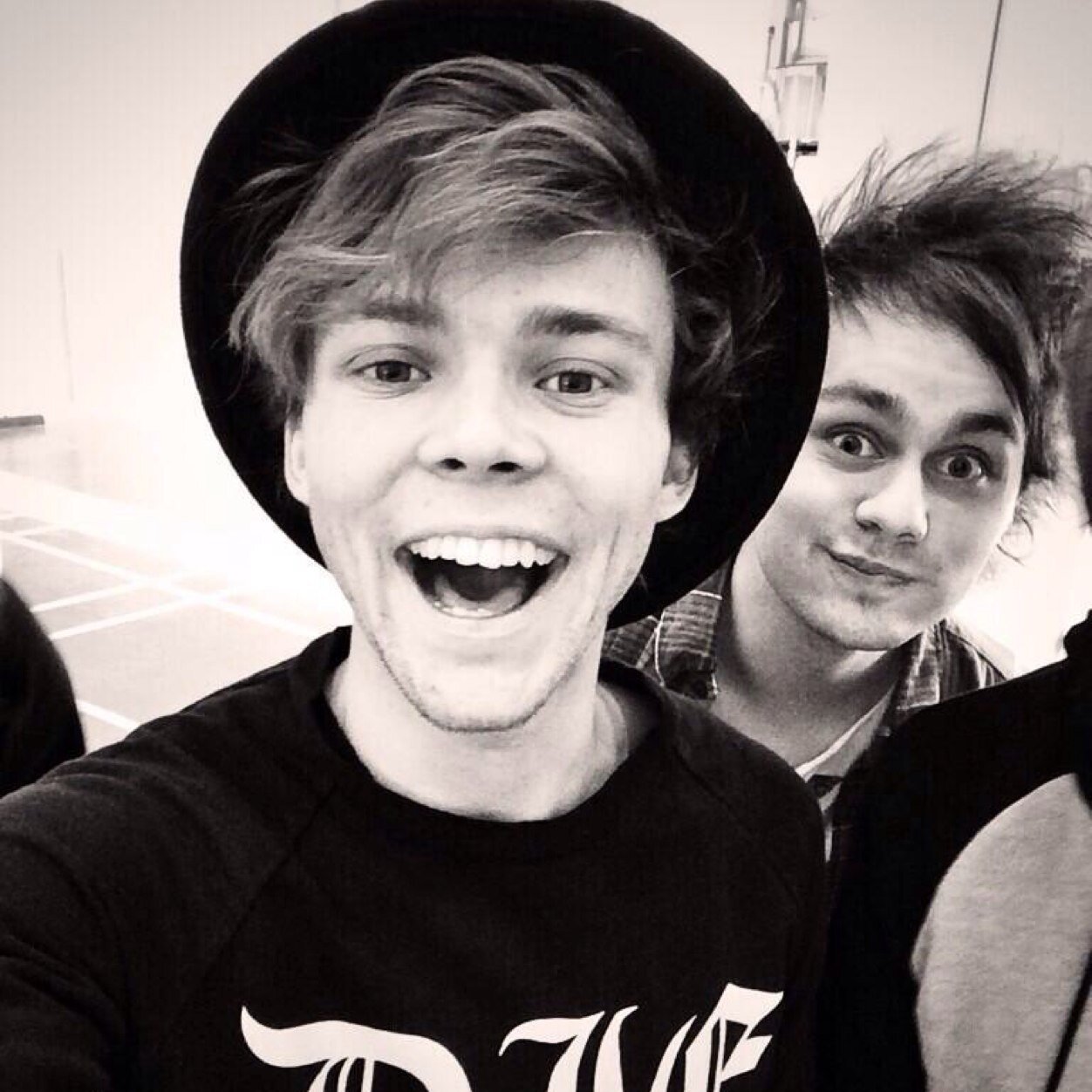 Hey! Please go follow @hoodnialler &I hope you have a wonderful day beautiful ❤️☺️