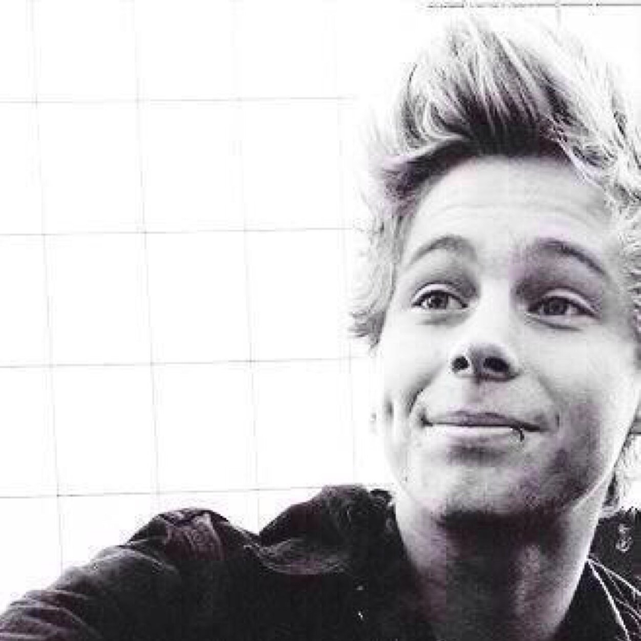 Hemmodrile's profile picture. Real bands save fans, Real fans save Bands Backseat serenade, dizzy hurricane..Oh 
|| 0/4 ~ 0/5 ||