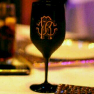 orchieda's profile picture. ‏للبيع للتفرغ...14 فبراير...يوم ميلادي..يتيمة الاب..و الحب...أمي..ثم لااا أحد