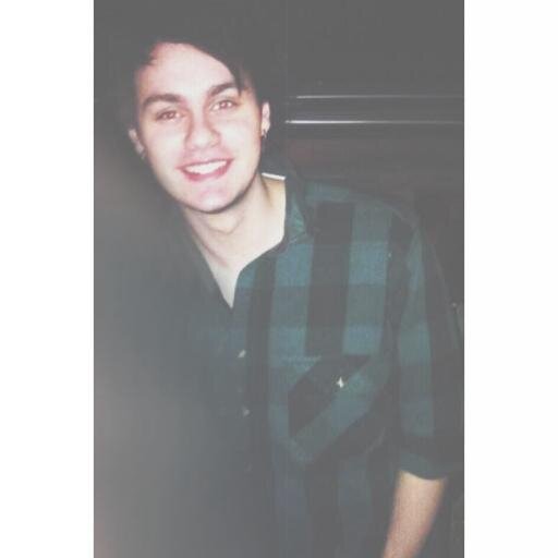 please go follow @florxlluke and i'll love you forever :-))
