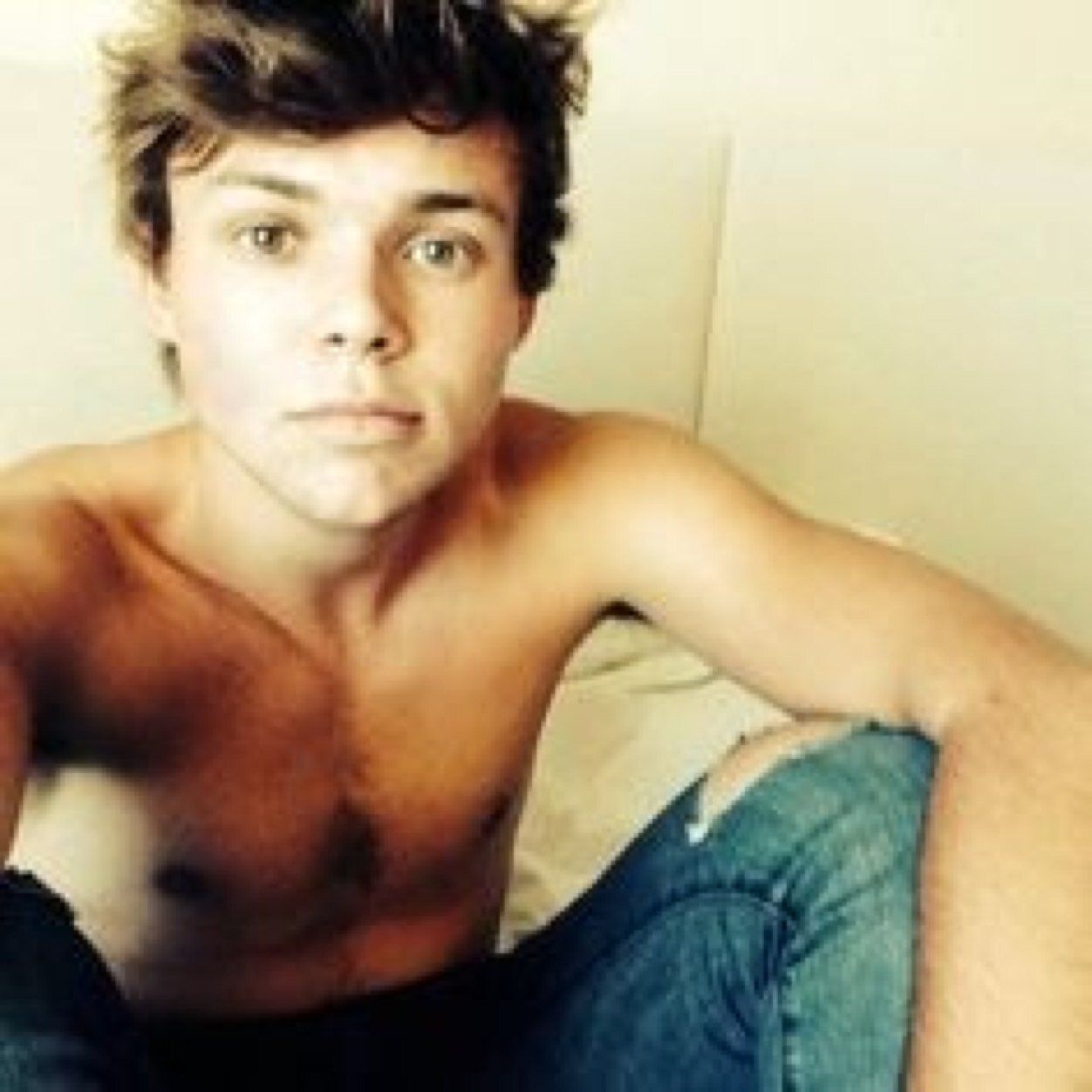 i love 5sos and 1d. If i dont have my music i cant live. Reading books and drawing and dreaming are my escapes. follow me i follow back