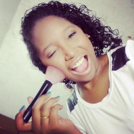 Maquiagem, moda e universo feminino em geral me encanta. Amo meu noivo, minha mãe é minha melhor amiga  e tenho um blog de moda 3