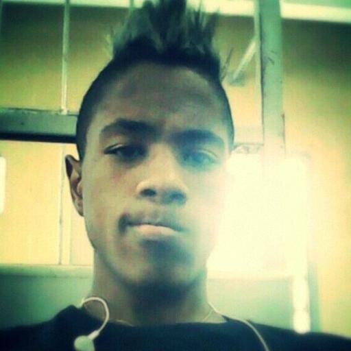 so alegre divertido , companheiro , amigo, chato brincalhão, humilde . tenho 16 anin e amo elogios hsushs ;D