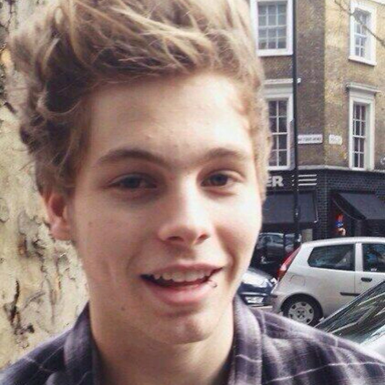 free follow so follow @MuscularAssCal_ for funny tweets about 5SOS and updates!