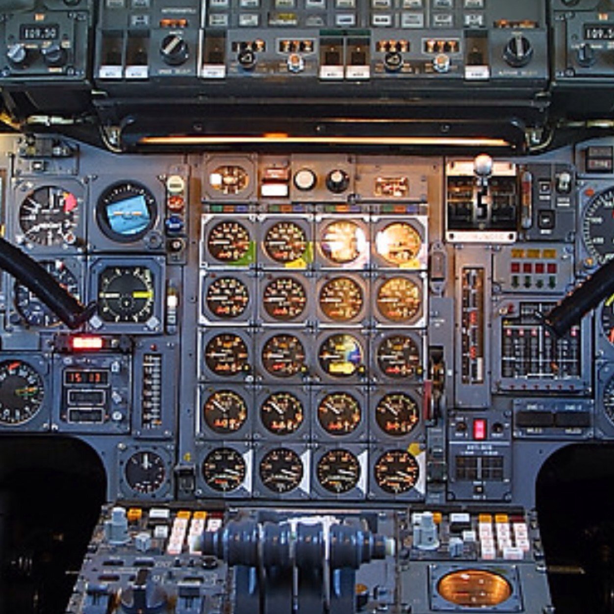 Inversor, amante de la aviación y hater de algunos y de lo cutre.