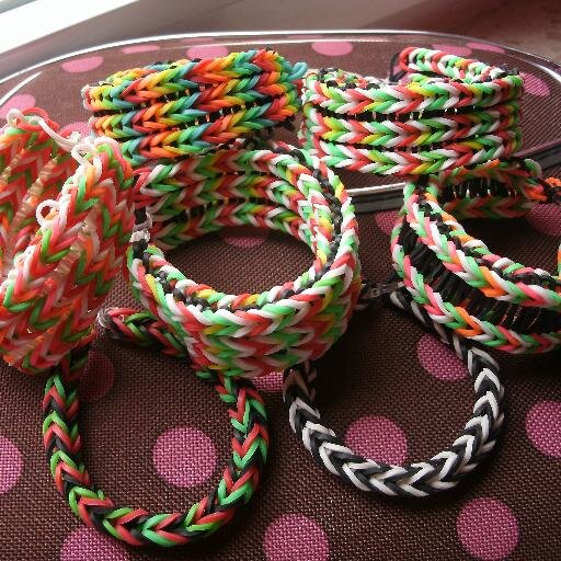Preciosas pulseras hechas a mano por mi sobrina Paula de 9 años, las vende para ahorrar para su comunión.