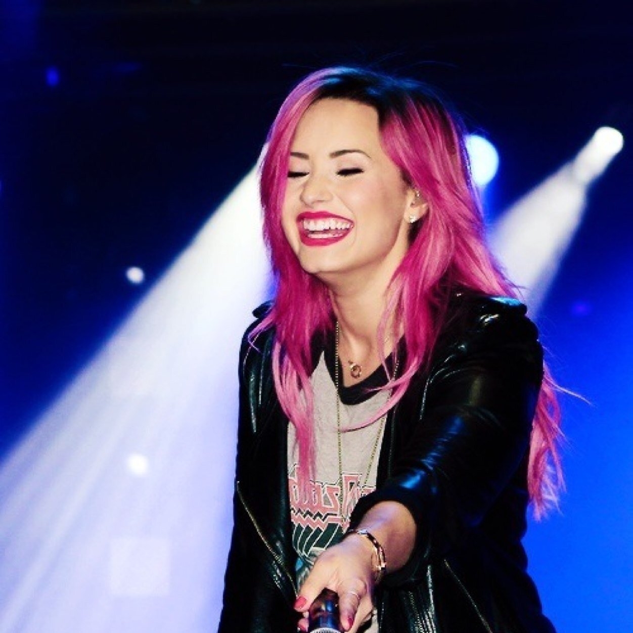 This is a free follow, Dont follow me here but Follow me back on this account @Mayelux1D love you❤❤
