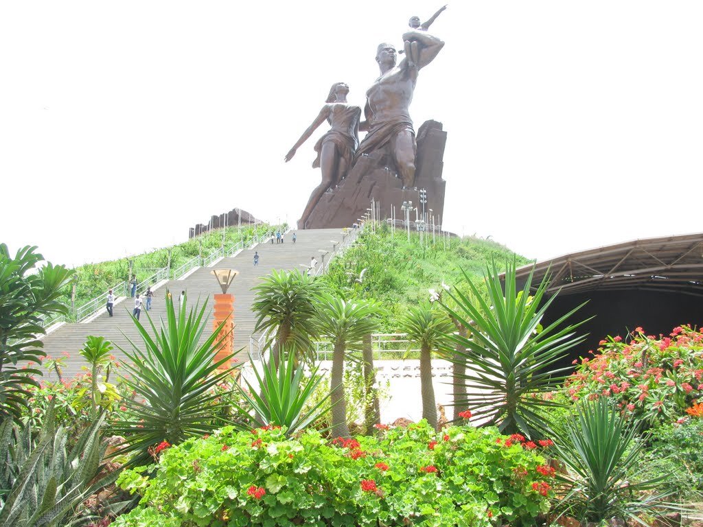 Pour une Afrique émergente qui participe pleinement à la reconstruction d'un monde harmonieux. Monument de la Renaissance Africaine.